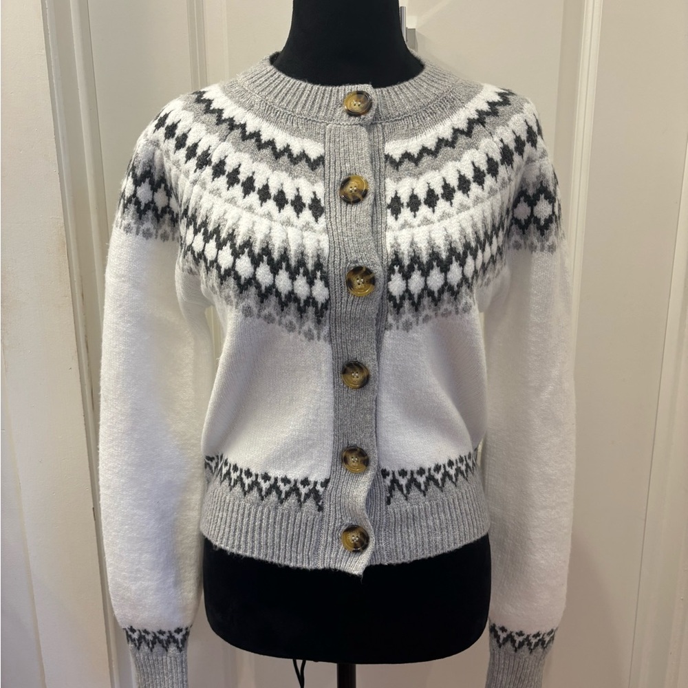 NWT Pink Rose super soft Gray and White Button-Up Nordic print Cardigan - M